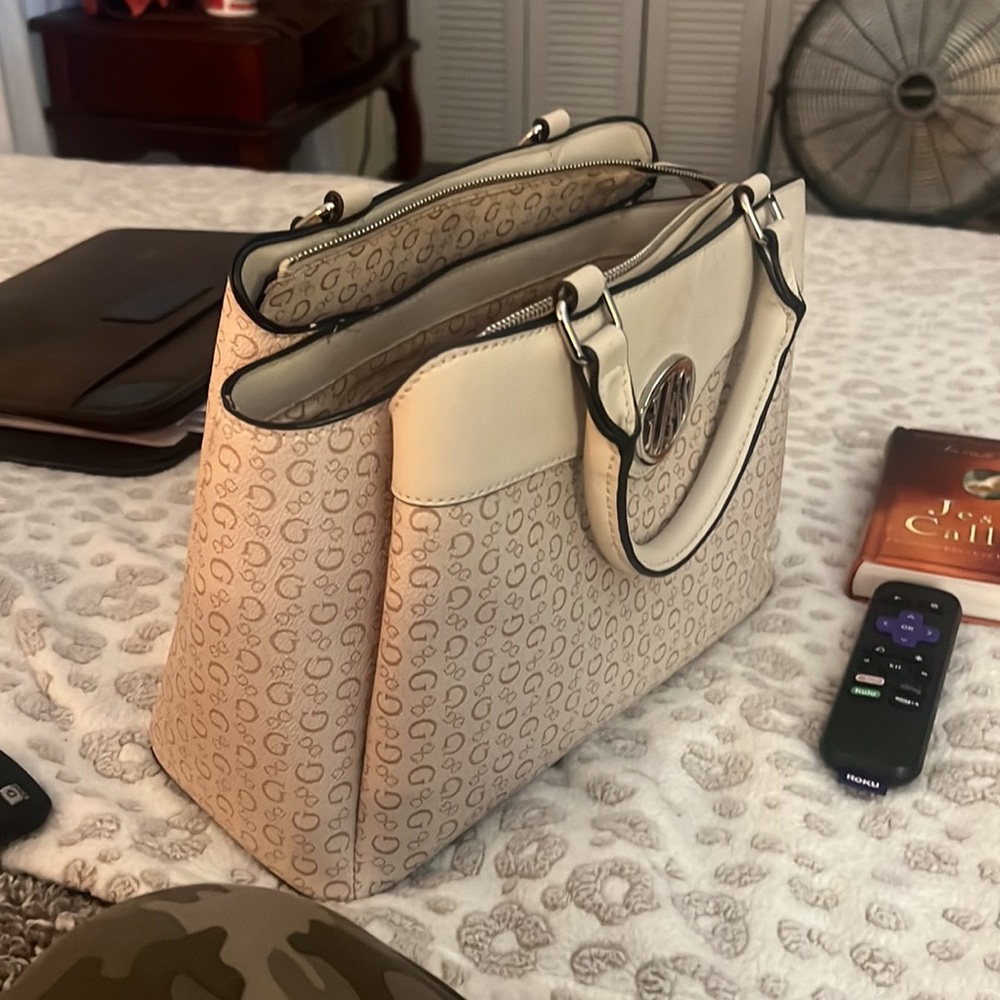 Practically New Guess purse in perfect condition - Picture 2 of 2